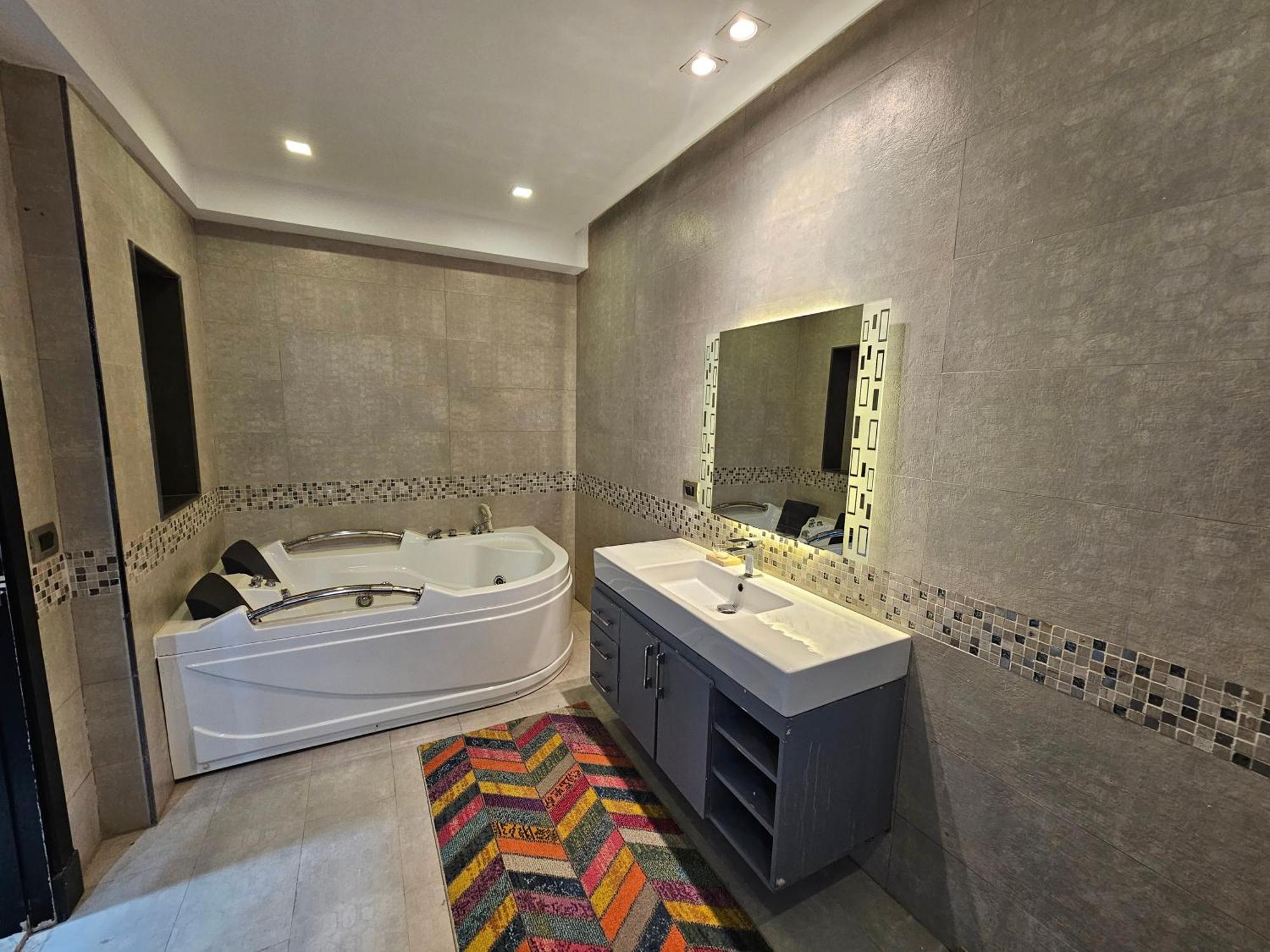 Luxury With Swimming Pool *